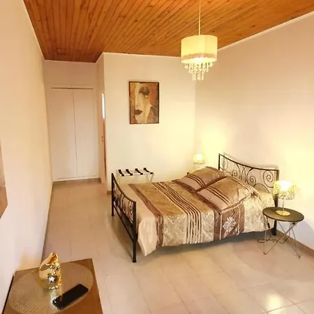 לינה וארוחת בוקר Chez Isabelle Luri